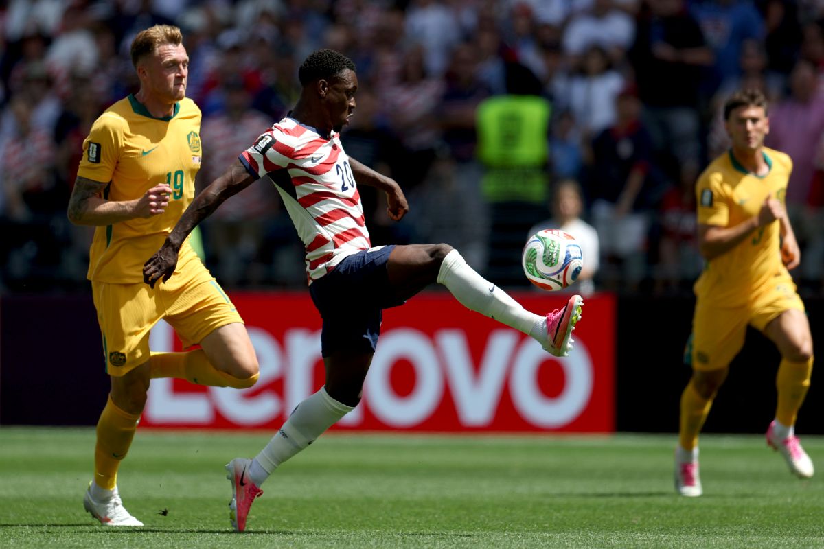 SEATTLE, WASHINGTON - 19 DE JUNHO: Folarin Balogun nº 20 dos EUA controla a bola sob pressão de Harry Souter nº 19 da Austrália durante a partida do Grupo D da Copa do Mundo FIFA 2026 entre EUA e Austrália no Seattle Stadium em 19 de junho de 2026 em Washington. (Foto: Emily Chin/Getty Images)