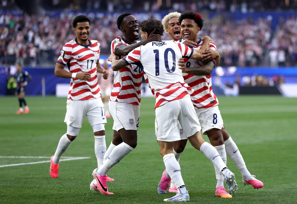 LOS ANGELES, CALIFÓRNIA - 12 DE JUNHO: Christian Pulisic nº 10 e Weston McKenney nº 8 dos EUA comemoram o primeiro gol de seu time, um gol contra de Demian Bobadilla nº 16 do Paraguai (não na foto), durante a partida do Grupo D da Copa do Mundo FIFA 2026 entre os EUA em Lo2020 e o Paraguai em Lo20 em junho Angeles, Califórnia. (Foto de Dean Mohtaropoulos/Getty Images)