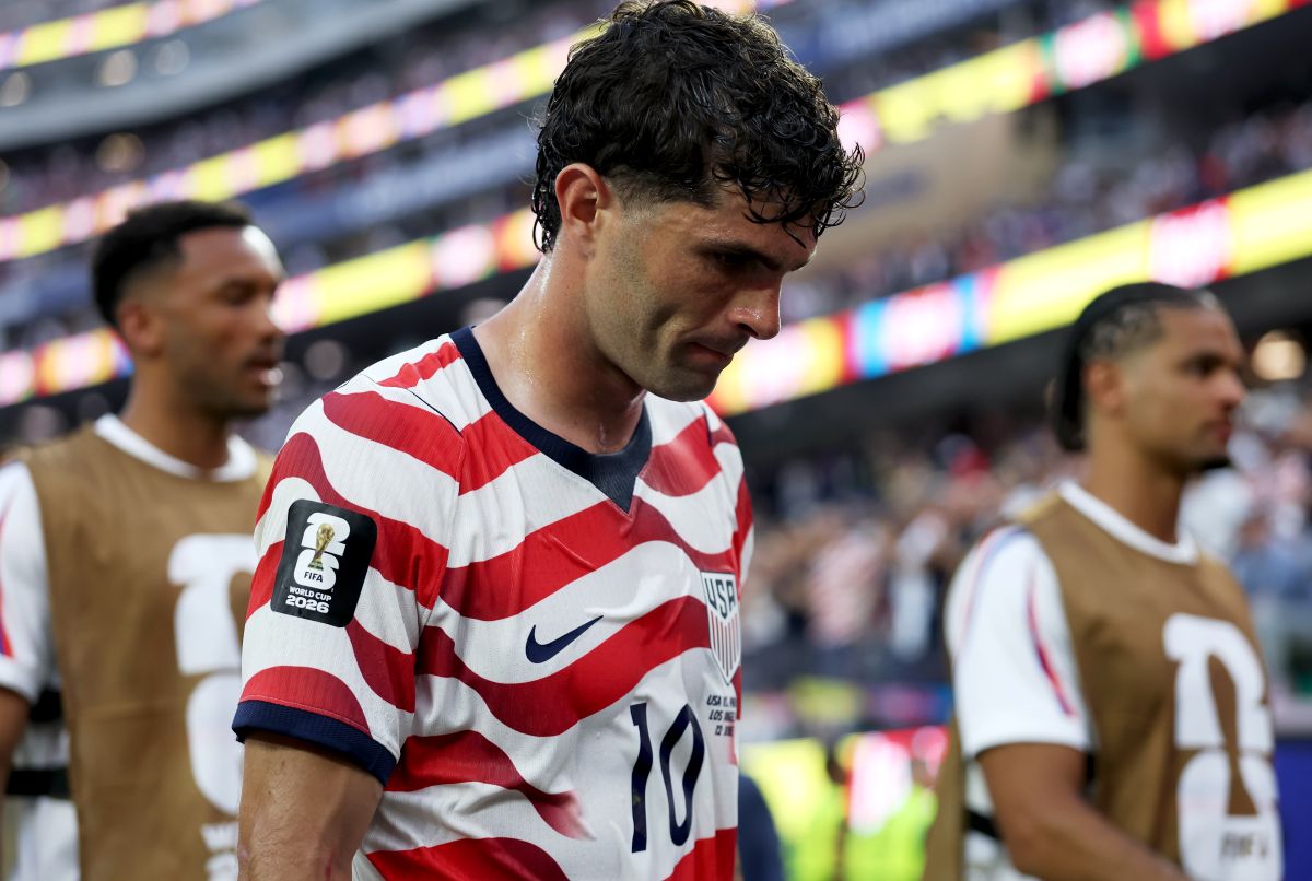 LOS ANGELES, CALIFÓRNIA - 12 DE JUNHO: Christian Pulisic nº 10 dos EUA observa durante o primeiro tempo durante a partida do Grupo D da Copa do Mundo FIFA 2026 entre EUA e Paraguai no Estádio de Los Angeles em 12 de junho de 2026 em Los Angeles, Califórnia. (Foto de Jamie Squire/Getty Images)