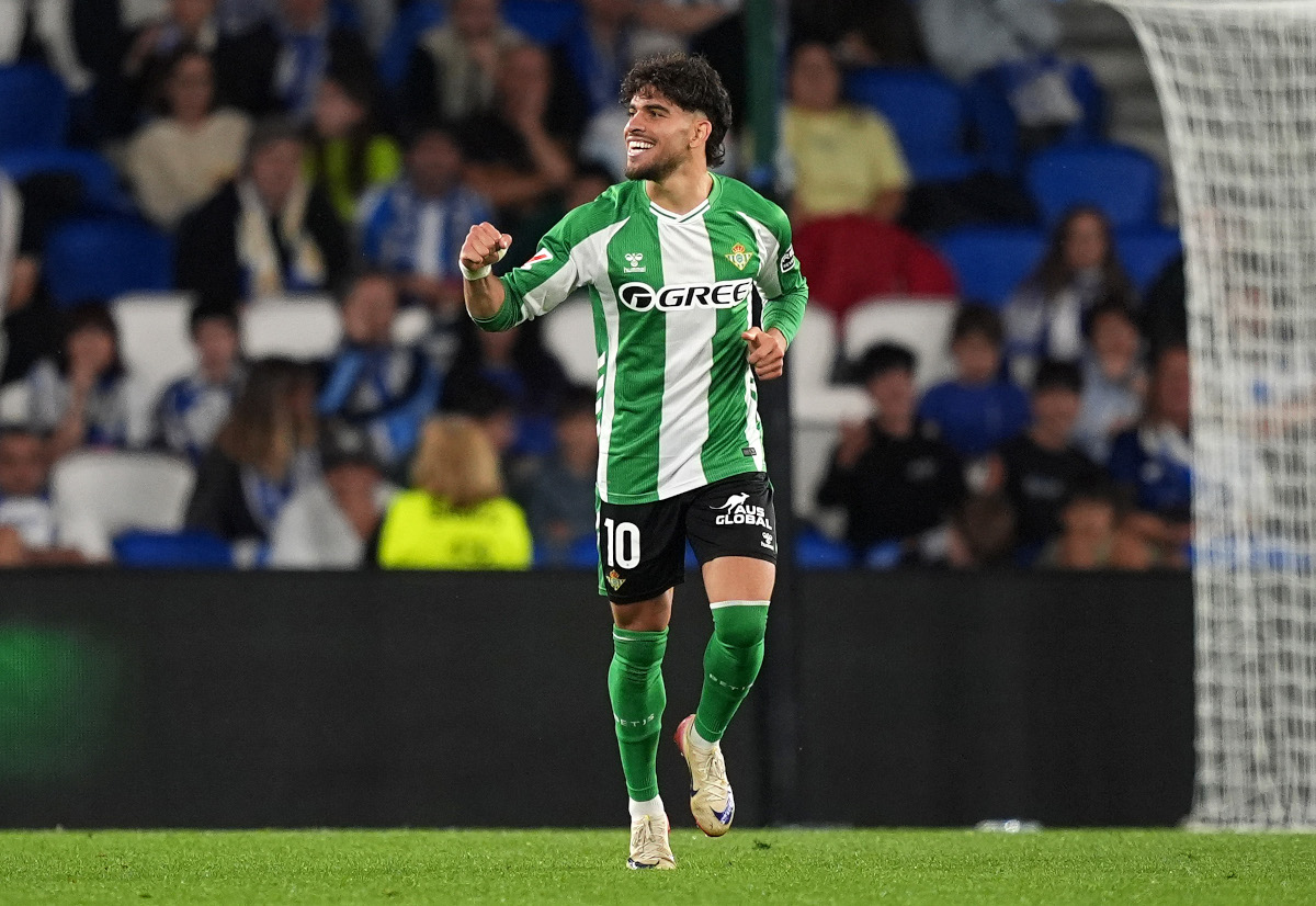 SAN SEBASTIAN, ESPANHA - 09 DE MAIO: Abde Ejaljouli do Real Betis comemora o segundo gol de seu time durante a partida da La Liga EA Sports entre Real Sociedad e Real Betis Balompi na Real Arena em 09 de maio de 2026 em San Sebastian, Espanha. (Foto de Juan Manuel Serrano Arce/Getty Images)