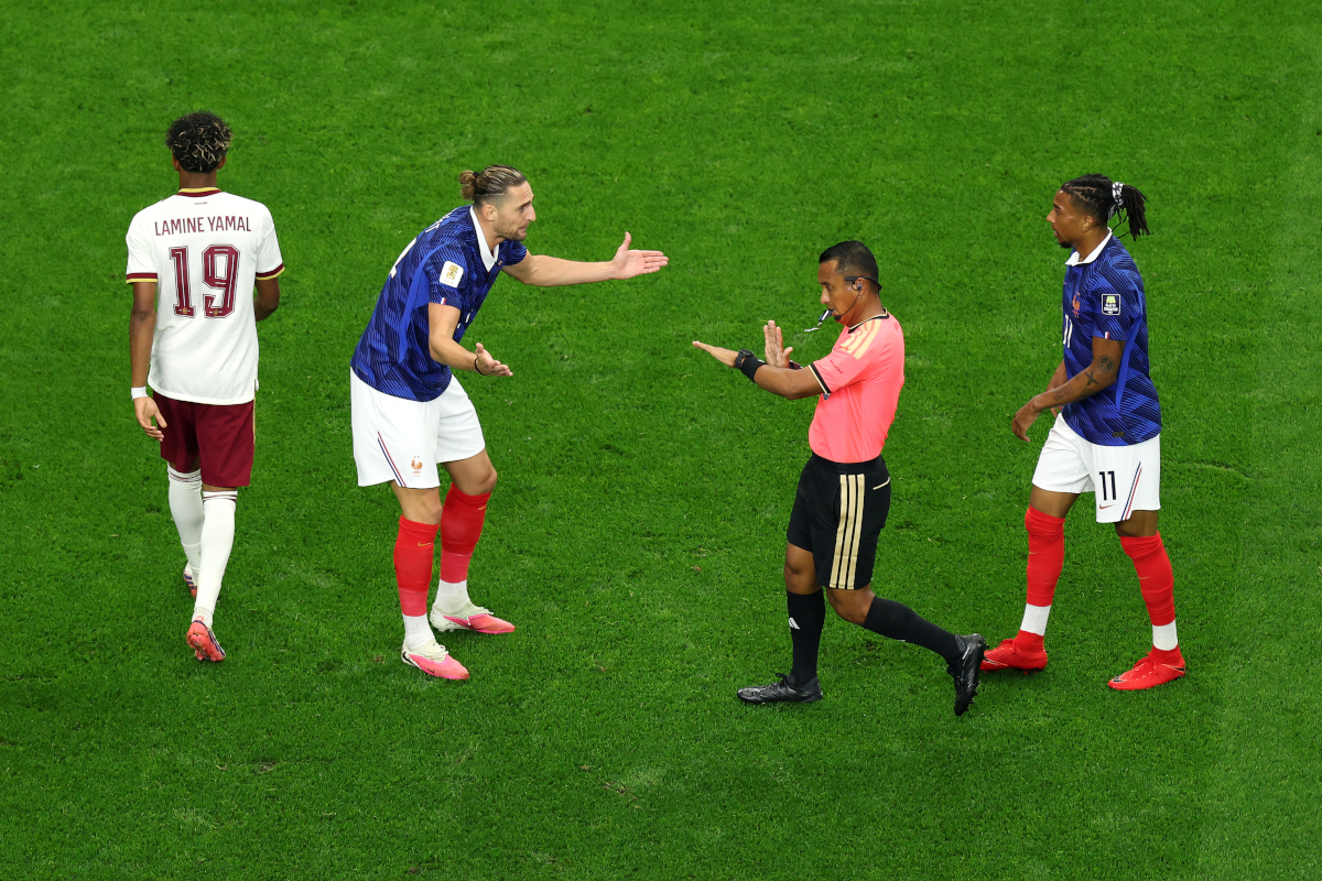 ARLINGTON, TEXAS - 14 DE JULHO: Adrien Rabiot nº 14 da França discute com o árbitro Ivan Barton durante a partida da semifinal da Copa do Mundo FIFA 2026 entre França e Espanha no Dallas Stadium em 14 de julho de 2026 em Arlington, Texas. (Foto de Kevin C. Cox/Getty Images)