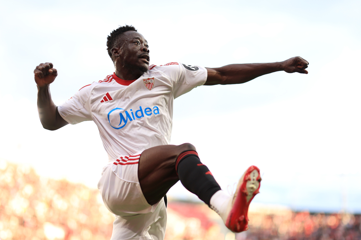 SEVILHA, ESPANHA - 08 DE MARÇO: Aker Adams do Sevilla FC comemora o primeiro gol de seu time durante a partida esportiva da La Liga EA entre Sevilla FC e Rayo Vallecano de Madrid no Estádio Ramon Sanchez Pizjuan em 08 de março de 2026 em Sevilha, Espanha. (Foto de França Santiago/Getty Images)