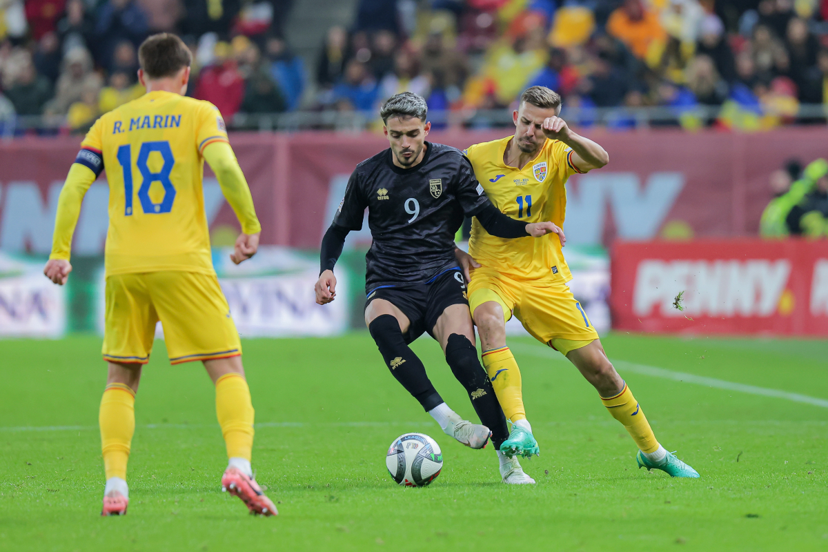 BUCARESTE, ROMÊNIA - 15 DE NOVEMBRO: Albion Rahmani (L) do Kosovo luta pela bola com Nikusar Banku (R) da Romênia durante a partida do Grupo C2 da Liga C da Liga das Nações 2024/25 da UEFA entre Romênia e Kosovo em 15 de novembro de 2024 em Bucareste, Romênia. (Foto de Vasil Mihai-Antonio/Getty Images)