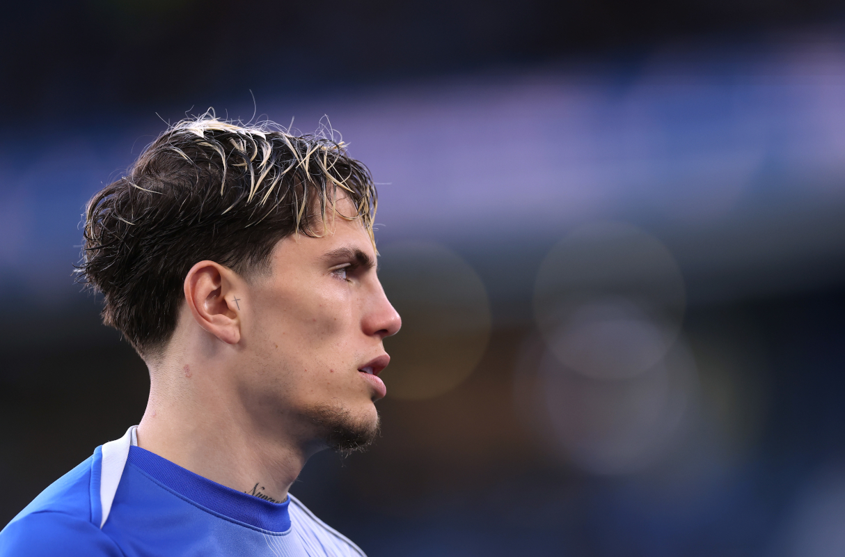 BRIGHTON, INGLATERRA - 21 DE ABRIL: Alejandro Garnacho do Chelsea se prepara para iniciar a partida da Premier League entre Brighton & Hove Albion e Chelsea no Amex Stadium em 21 de abril de 2026 em Brighton, Inglaterra. (Foto de Warren Little/Getty Images)