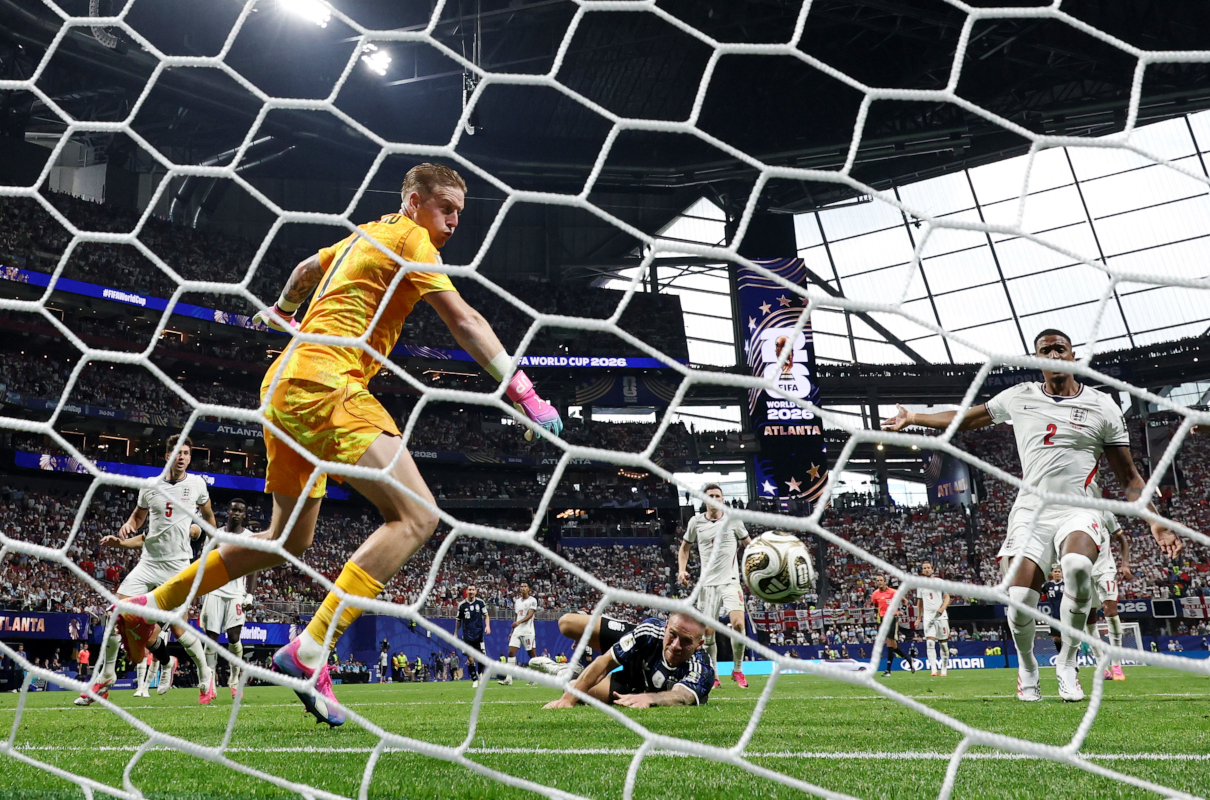 ATLANTA, GEÓRGIA - 15 DE JULHO: (NOTA DO EDITOR: Foto capturada com uma câmera remota atrás do gol.) Alexis Mac Allister # 20 da Argentina tenta uma cabeçada contra Jordan Pickford # 1 da Inglaterra durante a partida da semifinal da Copa do Mundo FIFA 2026 entre Inglaterra e Argentina no Atlanta Stadium em 15 de julho de 2026 em Atlanta, Geórgia. (Foto de Buda Mendes/Getty Images)