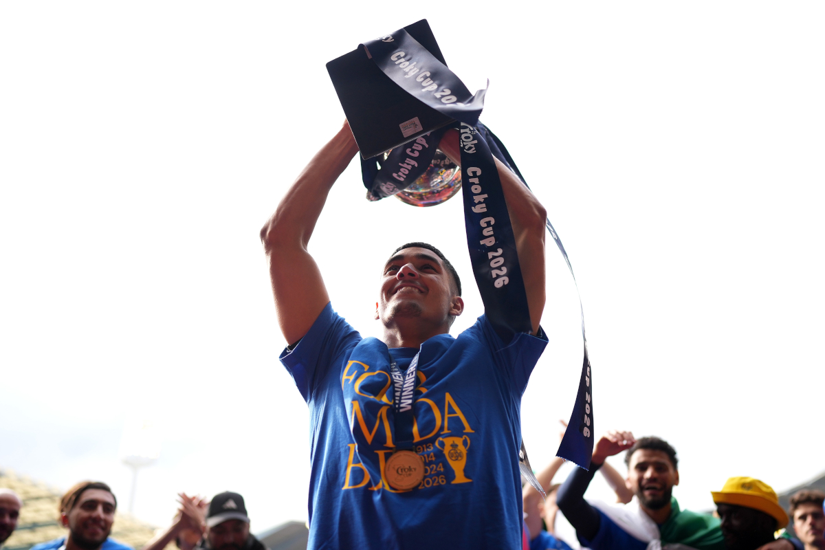 BRUXELAS, BÉLGICA - 14 DE MAIO: Anan Khalaili do Union Saint-Giloise levanta o troféu durante a partida final da Coupe de Belgique entre Union Saint-Giloise e RSC Anderlecht no Roe Baudoin Stade, Bélgica, em 14 de maio de 2026 na Bélgica. (Foto de Alex Bierens de Haan/Getty Images)