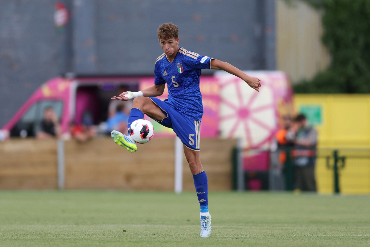 CAERNARFON, WALES - 29 DE JUNHO: Andrea Natali da Itália controla a bola durante a partida do País de Gales entre Itália e Sérvia no Campeonato Europeu de Sub-19 de 2026 no The Oval em 29 de junho de 2026. (Foto de Jess Hornby/Getty Images)