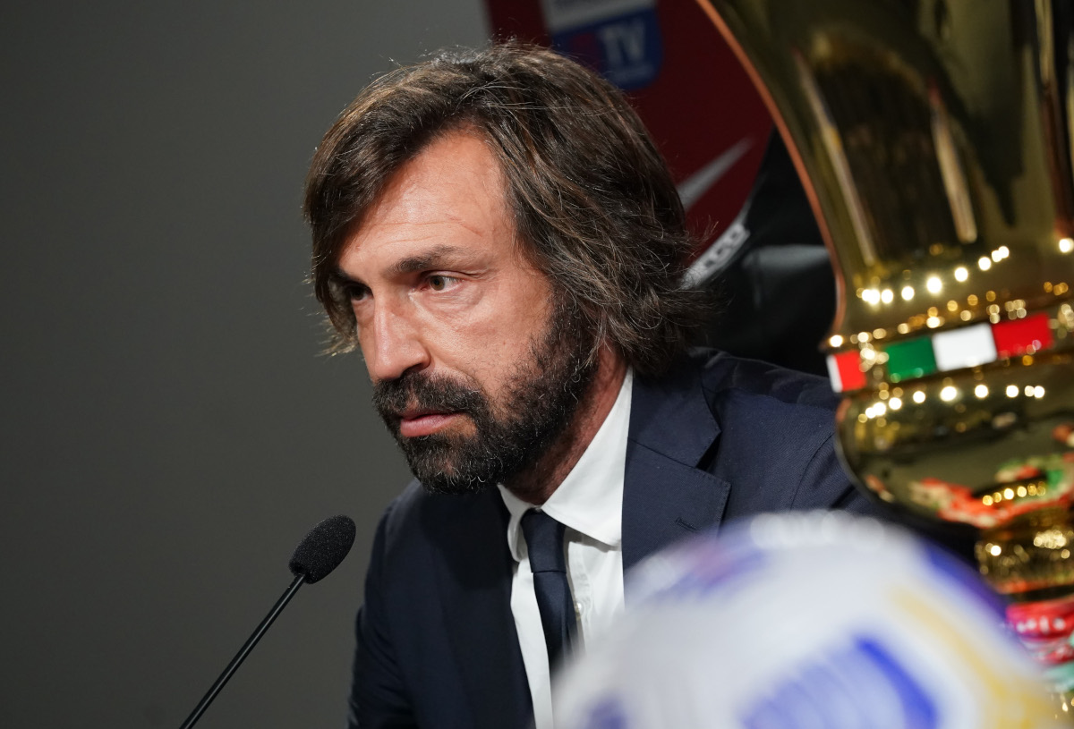 REGIO NEL'EMILIA, ITÁLIA - 18 DE MAIO: O técnico da Juventus, Andrea Pirlo, fala à mídia durante a coletiva de imprensa da Juventus antes da final da TeamVision Cup entre Atlanta BC e Juventus em 18 de maio de 2021 em Reggio nell'Emilia, Itália. (Foto de Claudio Villa/Getty Images para Lega Série A)