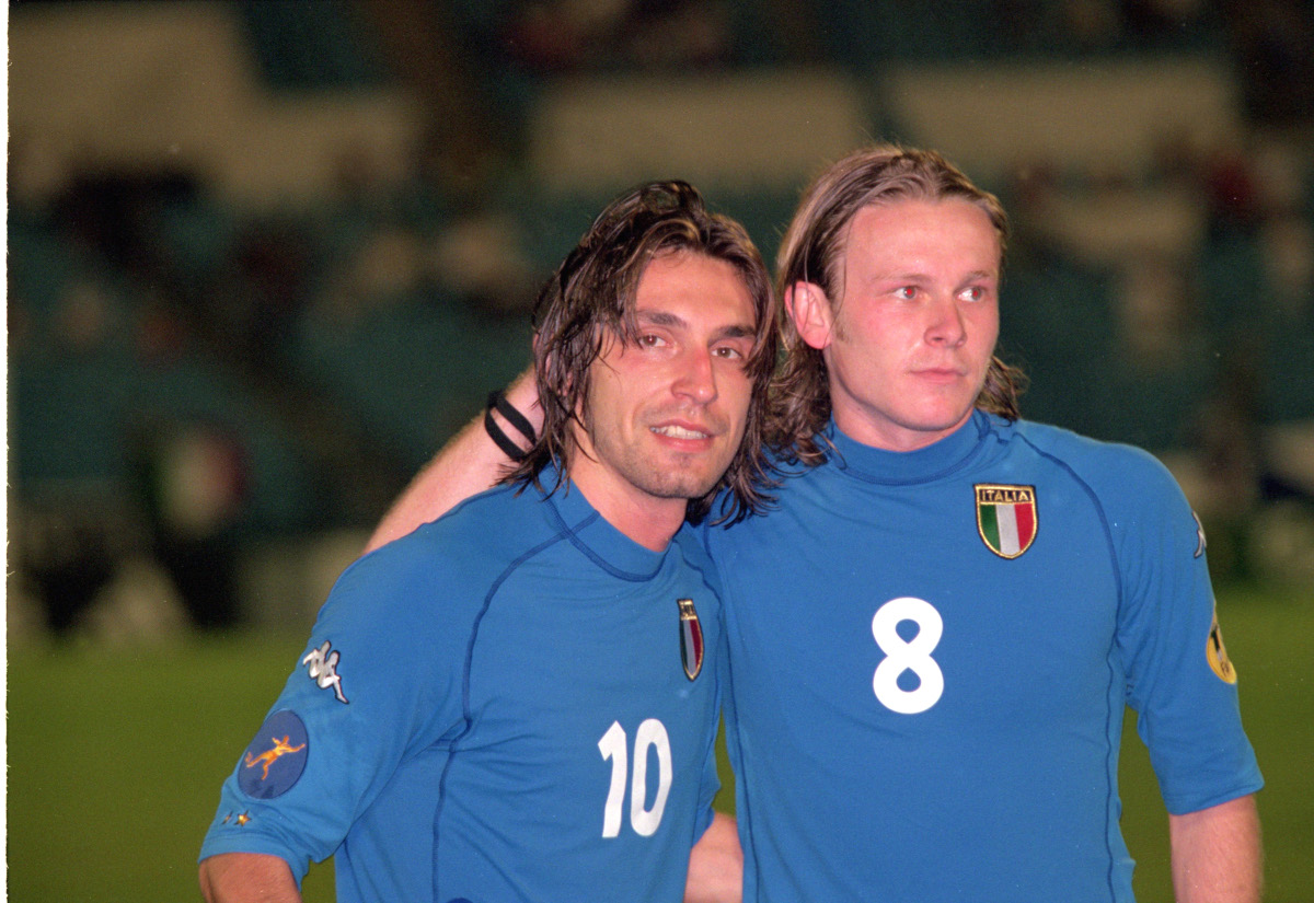 4 de junho de 2000: Os italianos Andrea Pirlo (à esquerda) e Roberto Baronio comemoram após a final do Campeonato Europeu Sub-21 contra a República Tcheca, no Estádio da Eslováquia, em Bratislava, Eslováquia. A Itália venceu por 2-1. Crédito obrigatório: Phil Cole/Allsport