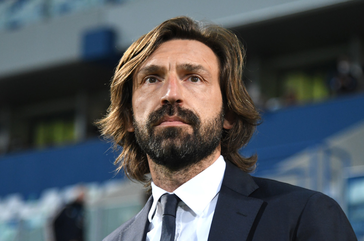 REGIO NELL'EMILIA, ITÁLIA - 12 DE MAIO: Andrea Pirlo, técnico da Juventus, observa antes da partida da Série A entre US Sassuolo e Juventus no Estádio Mapei - em 12 de maio de 2021 em Reggio Nelli'Emilia, Citta del Tricolore. Os estádios esportivos em toda a Itália estão sob fortes restrições devido à pandemia do coronavírus, já que as leis oficiais de distanciamento social proíbem os torcedores de dentro dos locais, resultando em jogos a portas fechadas. (Foto de Alessandro Sabattini/Getty Images)