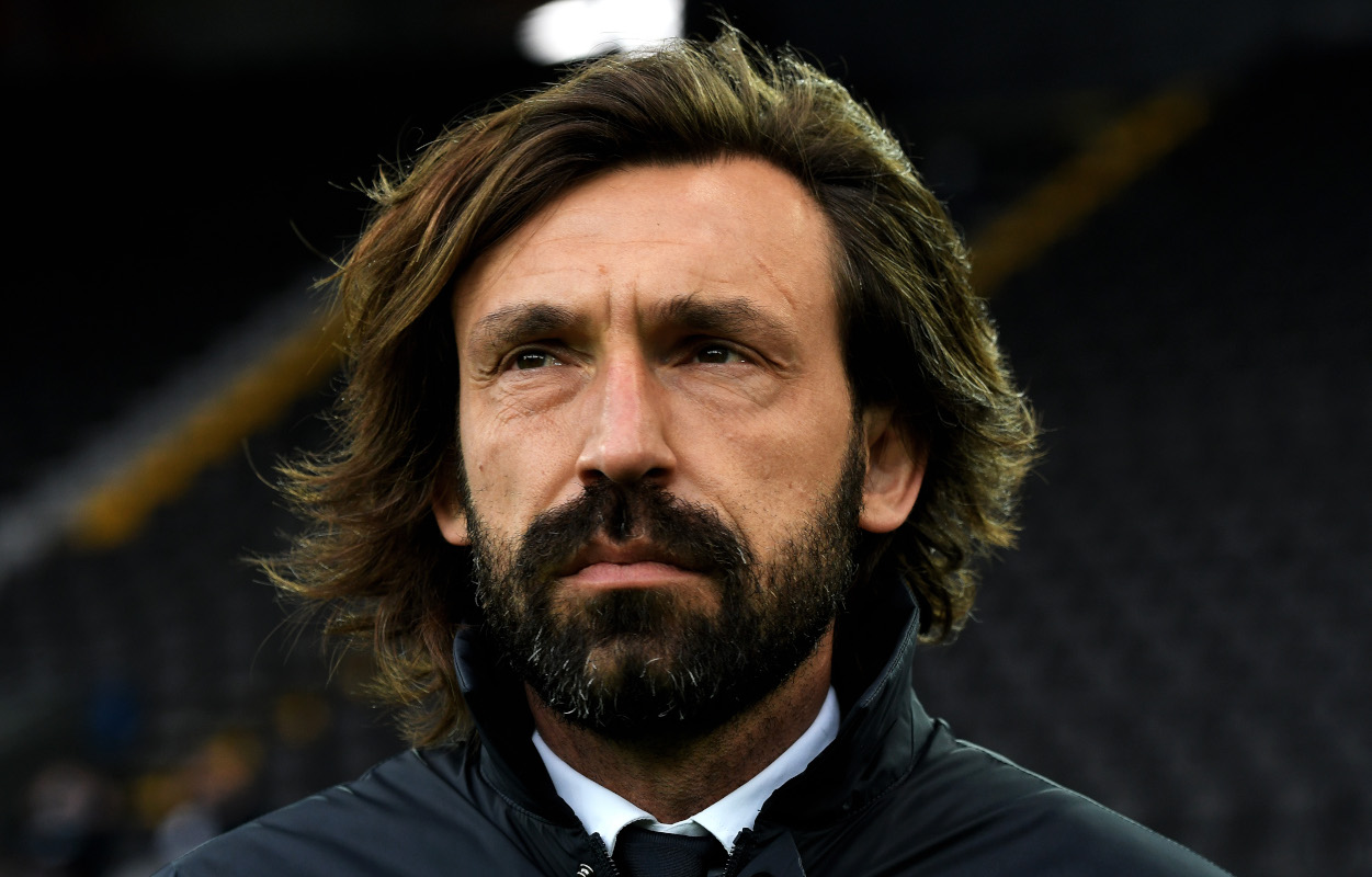 UDINE, ITÁLIA - 02 DE MAIO: Andrea Pirlo, técnico da Juventus, observa antes da partida da Série A entre Udinese Calcio e Juventus na Dacia Arena em 02 de maio de 2021 em Udine, Itália. Os estádios esportivos em toda a Itália estão sob fortes restrições devido à pandemia do coronavírus, já que as leis oficiais de distanciamento social proíbem os torcedores de dentro dos locais, resultando em jogos a portas fechadas. (Foto de Alessandro Sabattini/Getty Images)