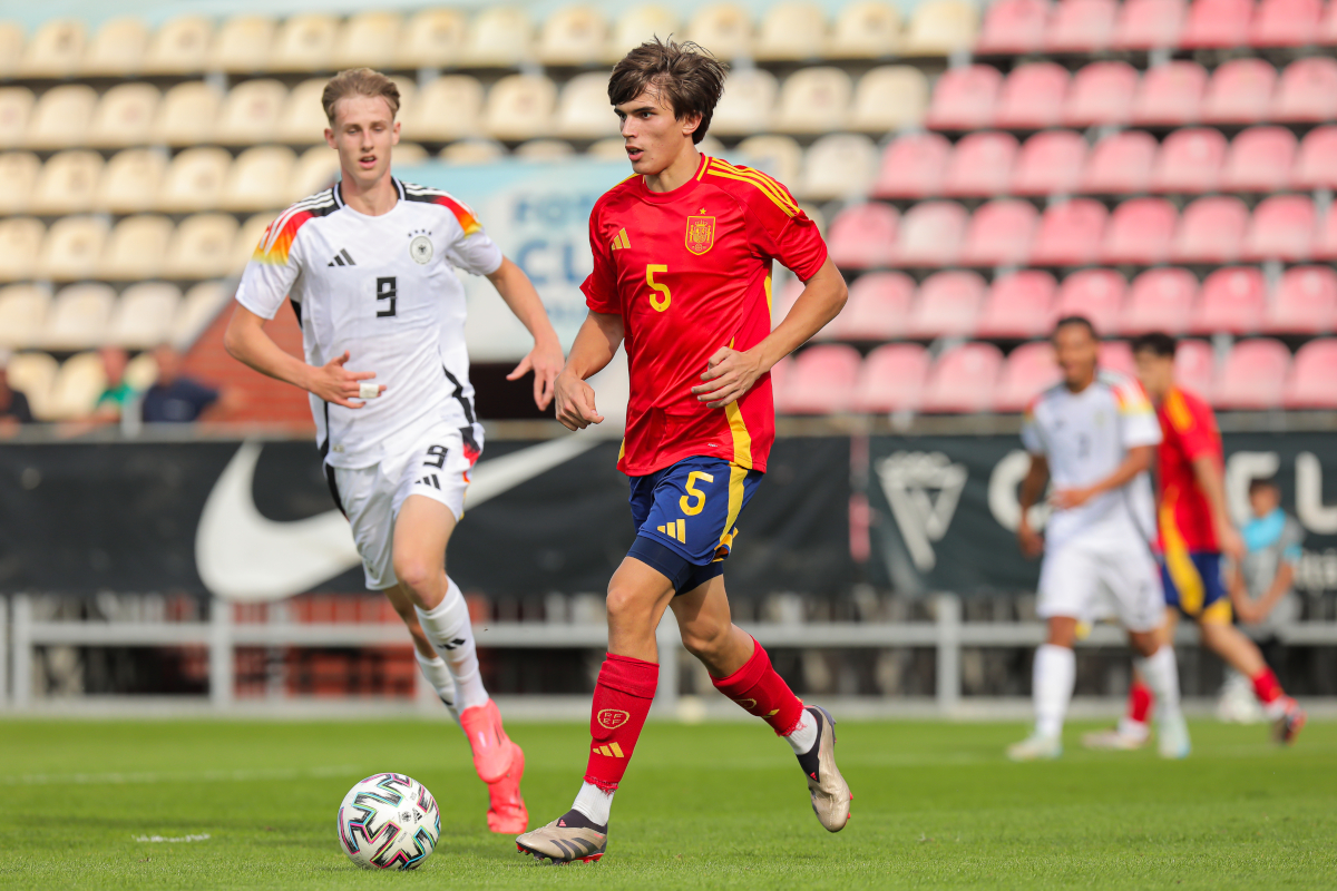 BUCARESTE, ROMÊNIA - OUTUBRO 09: Andres Cuenca (R) da Espanha Sub-19 é visto em ação durante a partida do Torneio das Nações entre Alemanha Sub-19 e Espanha Sub-19 no Stadianul Angle Iordanescu em 09 de outubro de 2024 em Bucareste, Romênia. (Foto de Vasil Mihai-Antonio/Getty Images para DFB)