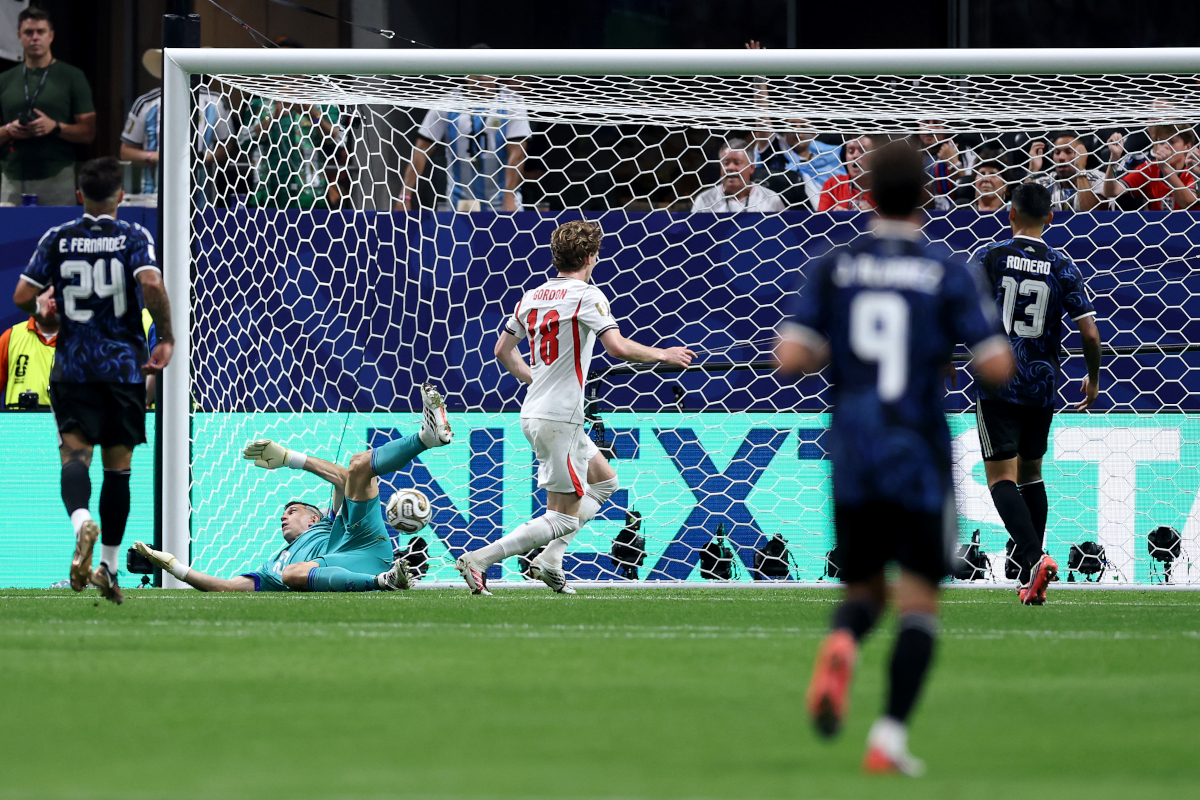 ATLANTA, GEÓRGIA - 15 DE JULHO: Anthony Gordon nº 18 da Inglaterra marca o primeiro gol de seu time durante a partida semifinal da Copa do Mundo FIFA 2026 entre Inglaterra e Argentina no Atlanta Stadium em 15 de julho de 2026 em Atlanta, Geórgia. (Foto de Buda Mendes/Getty Images)