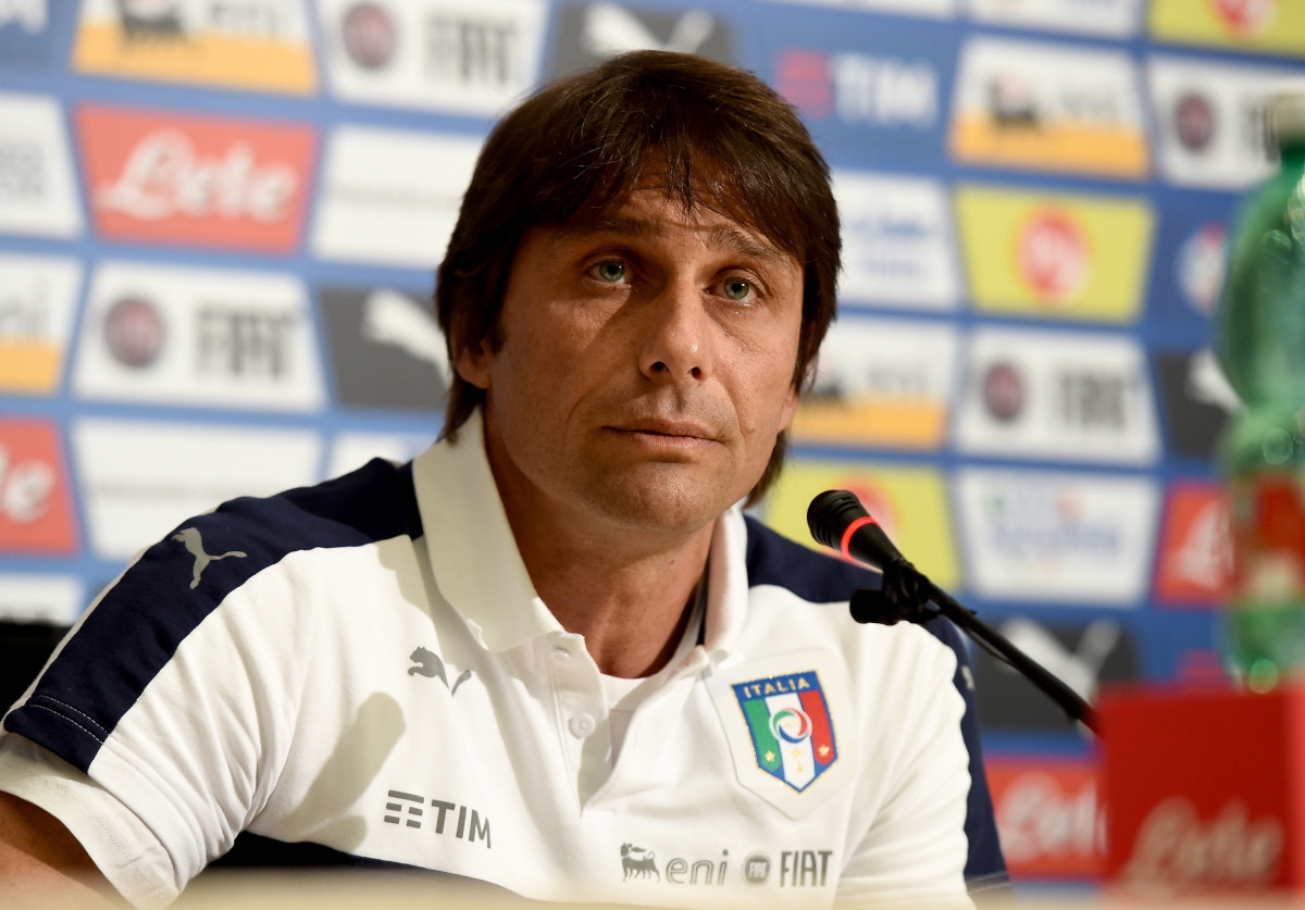 FLORENÇA, ITÁLIA - 24 DE MAIO: O técnico da seleção italiana, Antonio Conte, fala à mídia durante uma coletiva de imprensa em Coverciano em 24 de maio de 2016 em Florença, Itália. (Foto de Cláudio Villa/Getty Images)