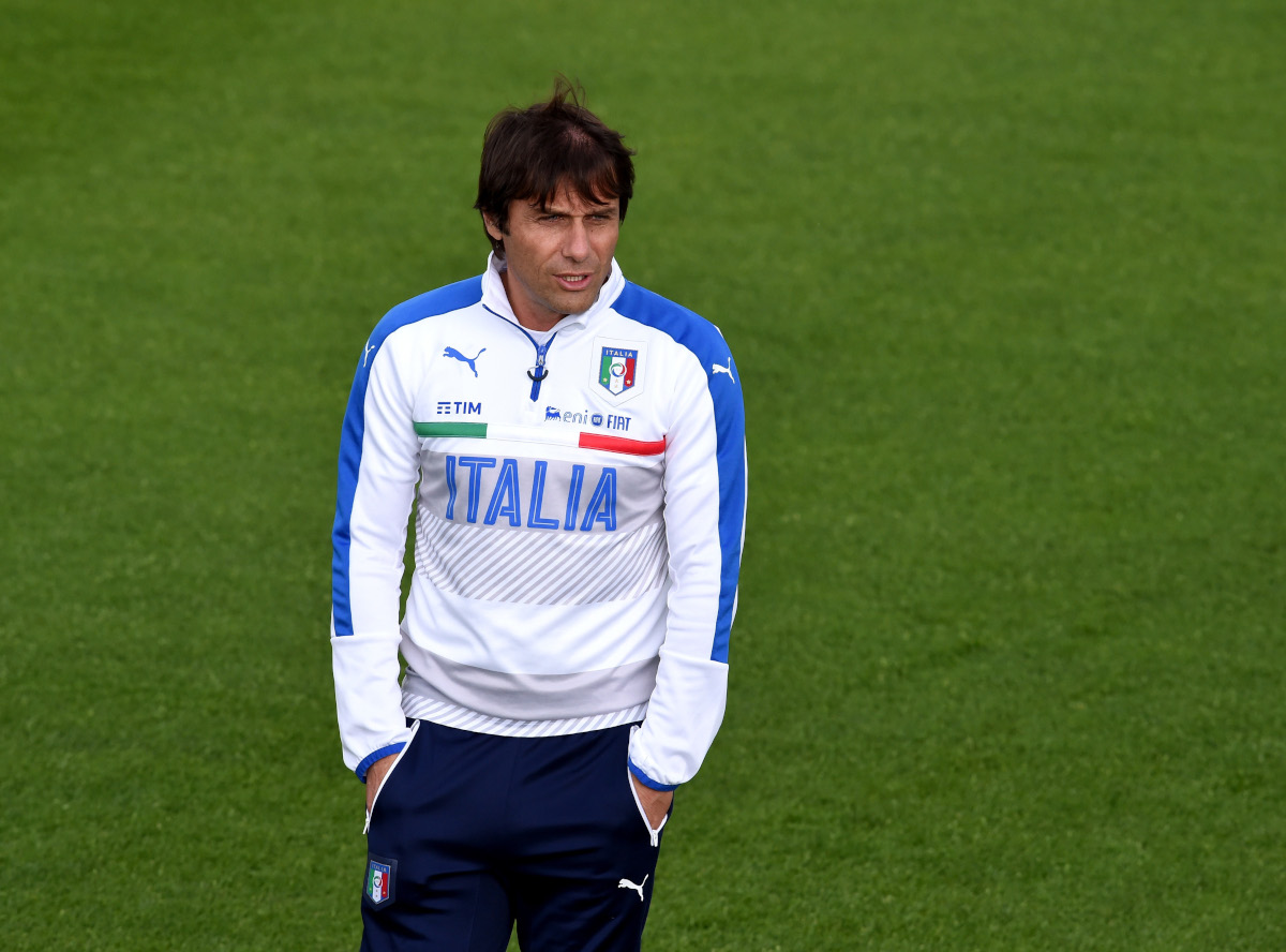 FLORENÇA, ITÁLIA - 18 DE MAIO: O técnico da seleção italiana, Antonio Conte, assiste durante o treinamento da Itália no campo de treinamento do clube em Cavarciano, em 18 de maio de 2016, em Florença, Itália. (Foto de Cláudio Villa/Getty Images)