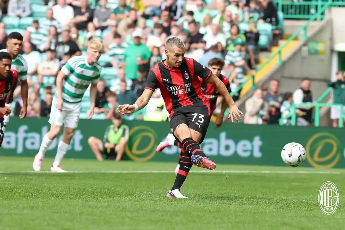 Francesco Camarda marca de pênalti durante um amistoso de pré-temporada entre Celtic e Milan no Celtic Park (via www.acmilan.com)
