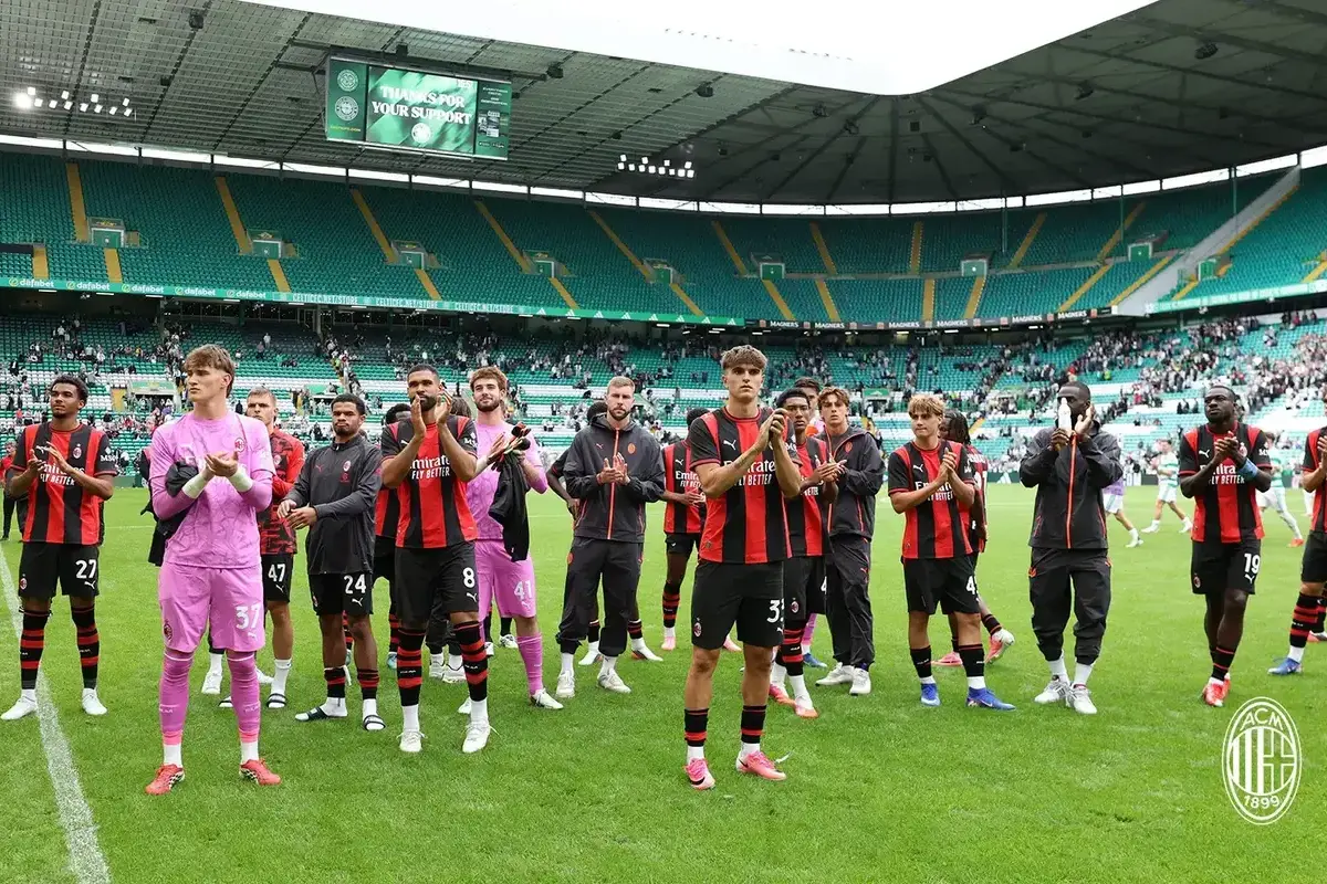 Jogadores aplaudem torcedores após amistoso de pré-temporada entre Celtic e Milan no Celtic Park (via www.acmilan.com)