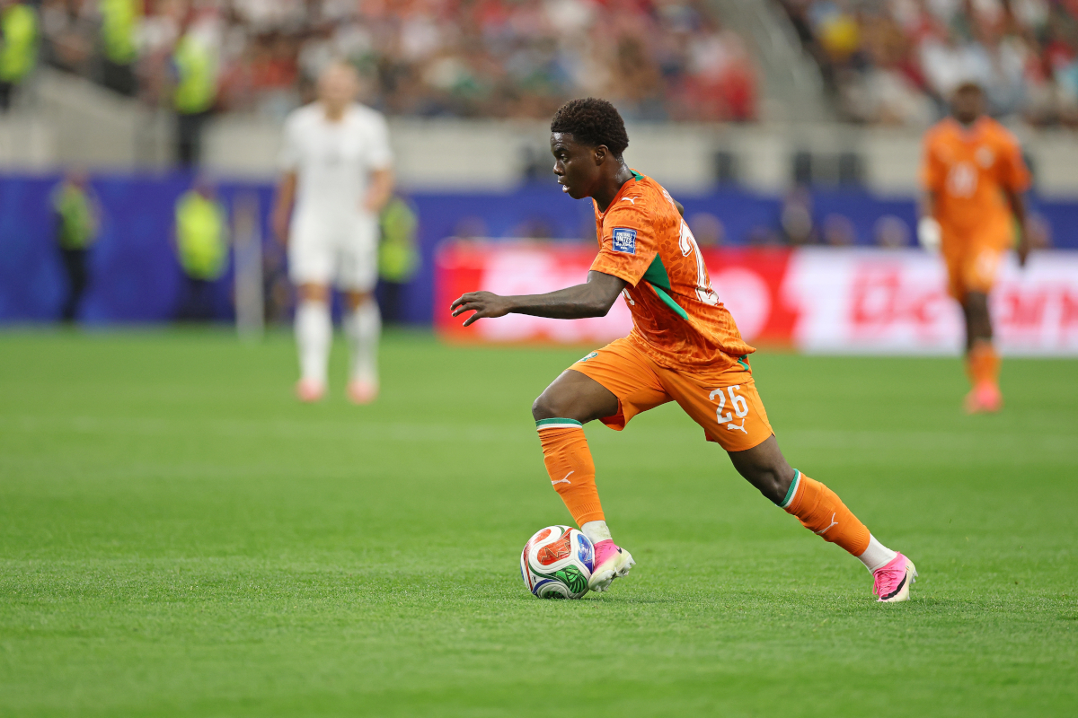 ARLINGTON, TEXAS - 30 DE JUNHO: Christ Inao Oulai # 26 da Costa do Marfim controla a bola durante a partida das oitavas de final da Copa do Mundo FIFA 2026 entre a Costa do Marfim e a Noruega no Dallas Stadium em 30 de junho de 2026 em Arlington, Texas. (Foto de Stacy Revere/Getty Images)