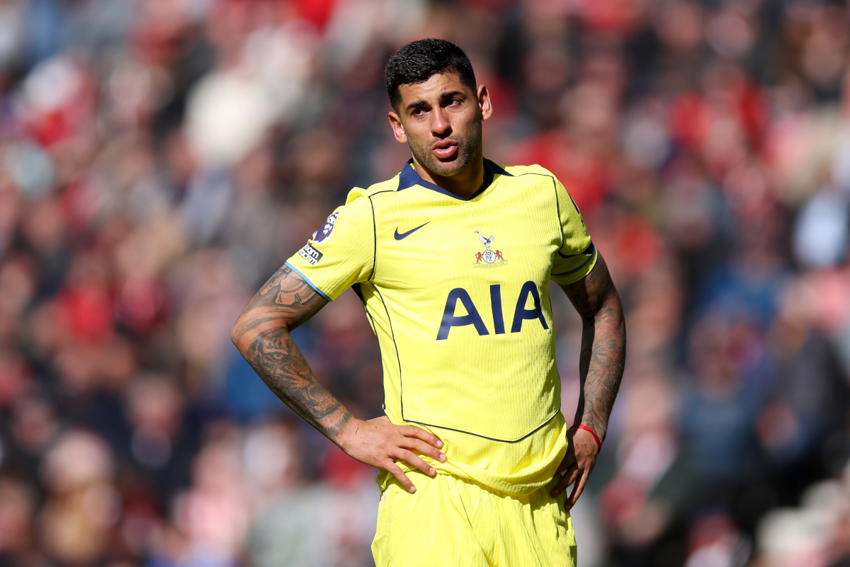 SUNDERLAND, INGLATERRA - 12 DE ABRIL: Christian Romero do Tottenham Hotspur é visto chorando durante a partida da Premier League entre Sunderland e Tottenham Hotspur no Stadium of Light em 12 de abril de 2026 em Sunderland, Inglaterra. (Foto de George Wood/Getty Images)