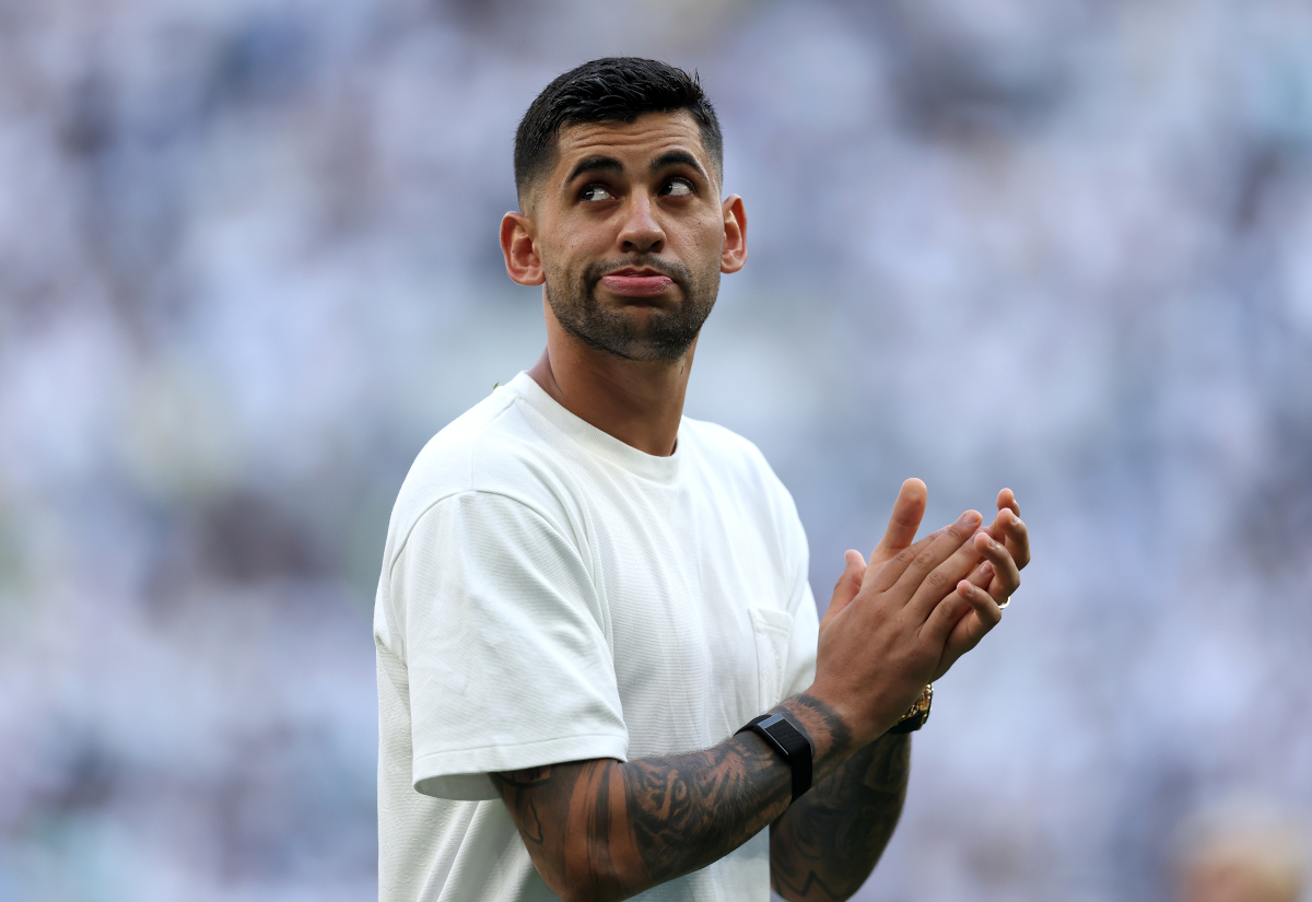 LONDRES, INGLATERRA - 24 DE MAIO: Christian Romero do Tottenham Hotspur aplaude os torcedores após a partida da Premier League entre Tottenham Hotspur e Everton no Tottenham Hotspur Stadium em 24 de maio de 2026 em Londres, Inglaterra. (Foto de Alex Pantling/Getty Images)