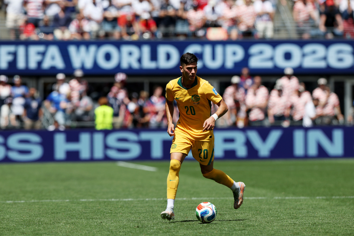 SEATTLE, WASHINGTON - 19 DE JUNHO: Christian Volpato nº 20 da Austrália controla a bola durante a partida do Grupo D da Copa do Mundo FIFA 2026 entre EUA e Austrália em 19 de junho de 2026 em Seattle, Washington. (Foto: Emily Chin/Getty Images)