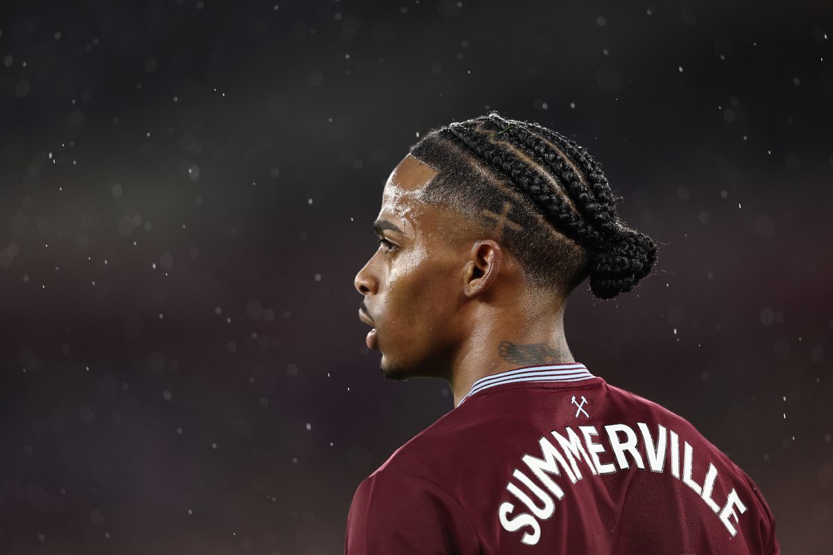 LONDRES, INGLATERRA - 21 DE FEVEREIRO: Crescencio Summerville do West Ham United assiste durante a partida da Premier League entre West Ham United e Bournemouth no Estádio de Londres em 21 de fevereiro de 2026 em Londres, Inglaterra. (Foto de James Fern/Getty Images)