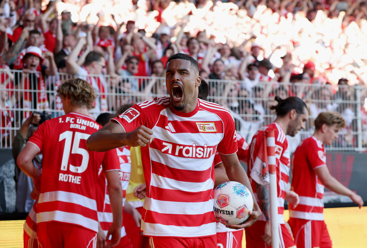 BERLIM, ALEMANHA - 02 DE MAIO: Danilo Doekhi do 1. FC Union Berlin comemora o segundo gol de seu time com o companheiro de equipe Livan Burcu (não está claro) durante a partida da Bundesliga entre 1. FC Union Berlin e 1. FC Cologne no Stadion an der Alten Forsterei, Alemanha em 20202020. (Foto de Maja Hitiz / Getty Images)