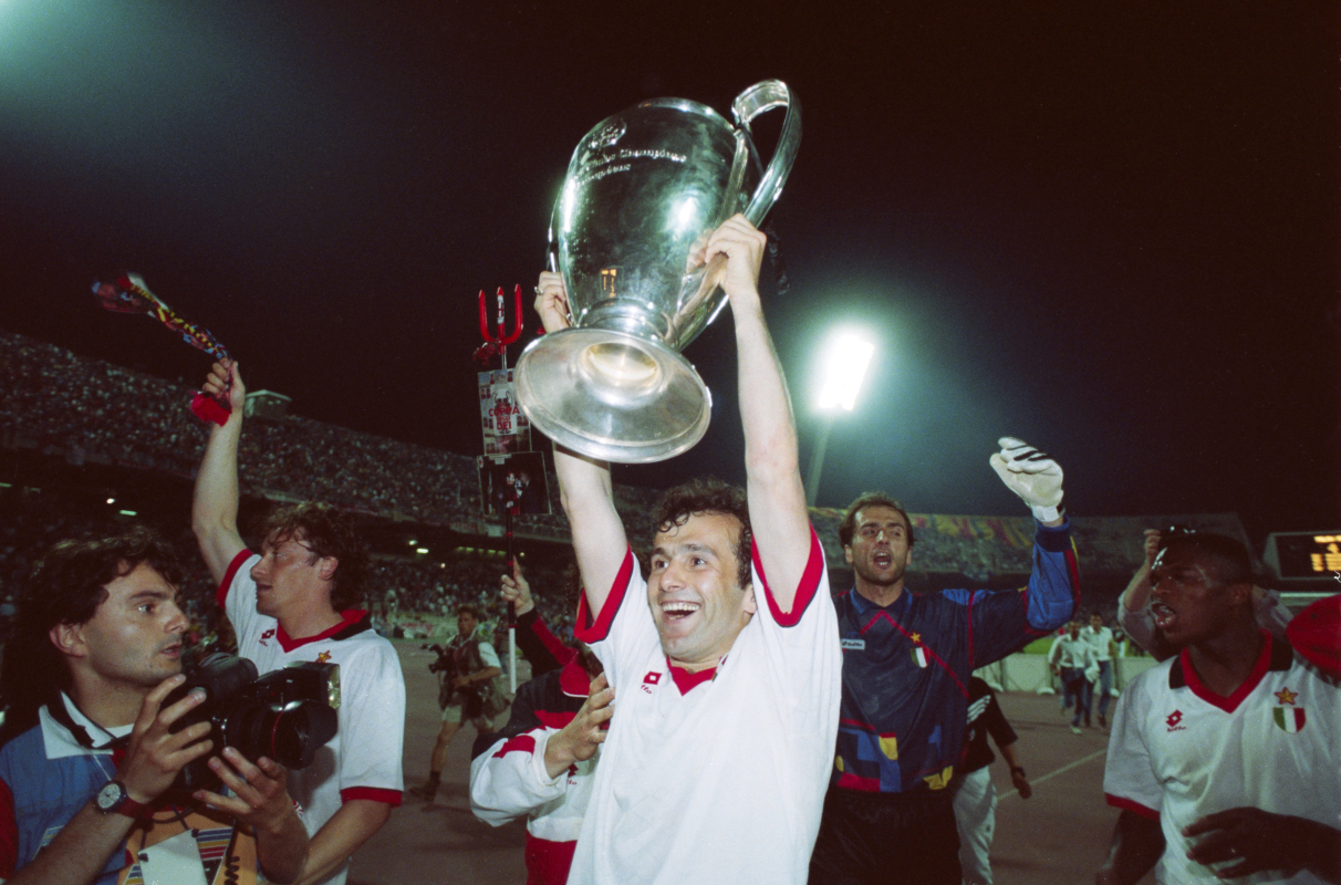 ATENAS, GRÉCIA - 18 DE MAIO: Dejan Savicevic, do AC Milan, levanta o troféu após a vitória sobre o Barcelona na final da Copa da Europa de 1994, em 18 de maio de 1994, em Atenas, Grécia. (Foto de Shawn Potteril/Allsport/Getty Images/Arquivo Halton)