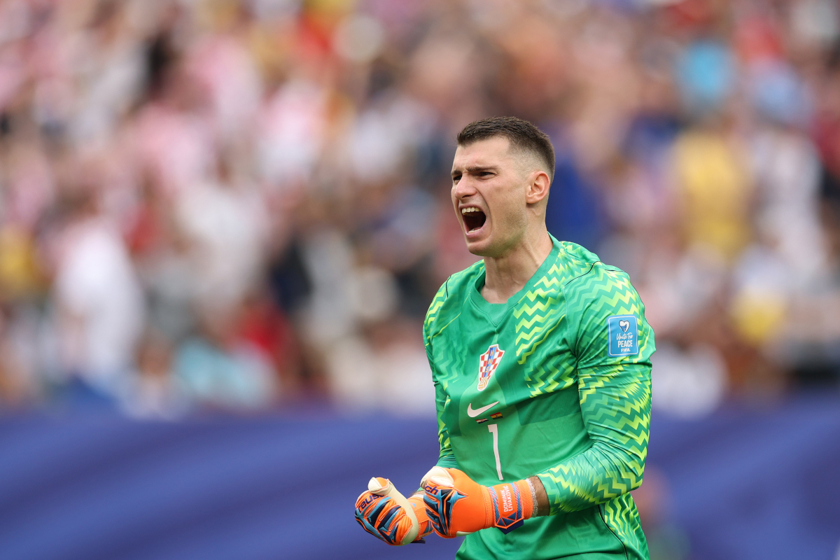 FILADÉLFIA, PENSILVÂNIA - 27 DE JUNHO: Dominik Livakovic nº 1 da Croácia comemora o primeiro gol do time com Petar Susic nº 17 (não retratado) durante a partida do Grupo L da Copa do Mundo FIFA 2026 entre Croácia e Gana no Philadelphia Stadium, Filadélfia, 27 de junho de 2026. (Foto de Darian Trainor / Getty Images)