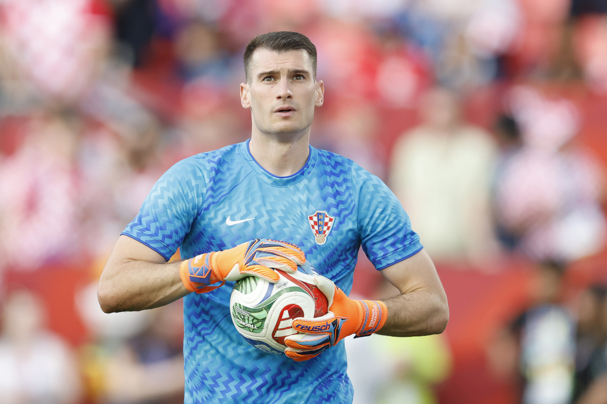 TORONTO, ONTÁRIO - 23 DE JUNHO: Dominik Livakovic nº 1 da Croácia se prepara antes da partida do Grupo L da Copa do Mundo FIFA 2026 entre Panamá e Croácia no Estádio de Toronto em 23 de junho, em Ontário. (Foto de Michael Reeves/Getty Images)
