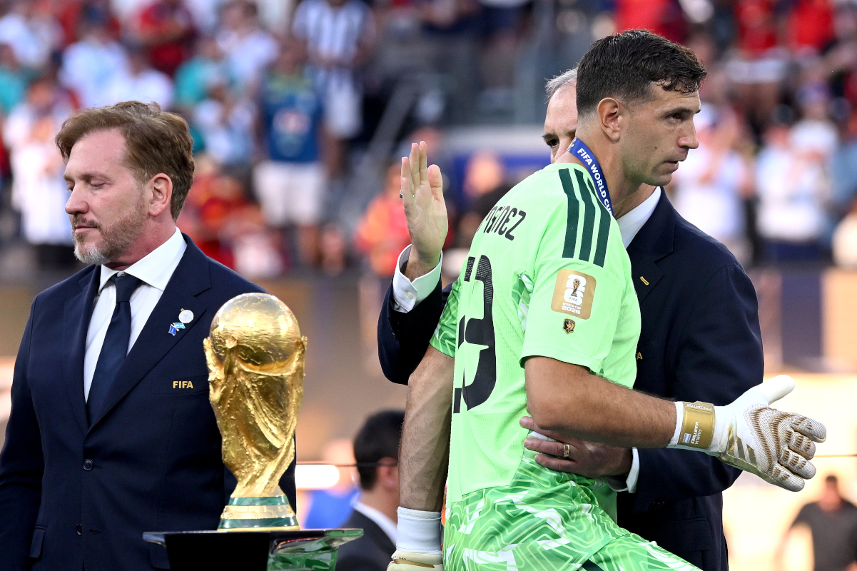 EAST RUTHERFORD, NOVA JERSEY - 19 DE JULHO: Emiliano Martinez nº 23 da Argentina passa o troféu do vencedor da Copa do Mundo FIFA durante a cerimônia de premiação após a partida final da Copa do Mundo FIFA 2026 entre Espanha e Argentina no New York New Jersey Stadium em 19 de julho de 2026 em East Rutherford, Nova York. (Foto de David Ramos/Getty Images)