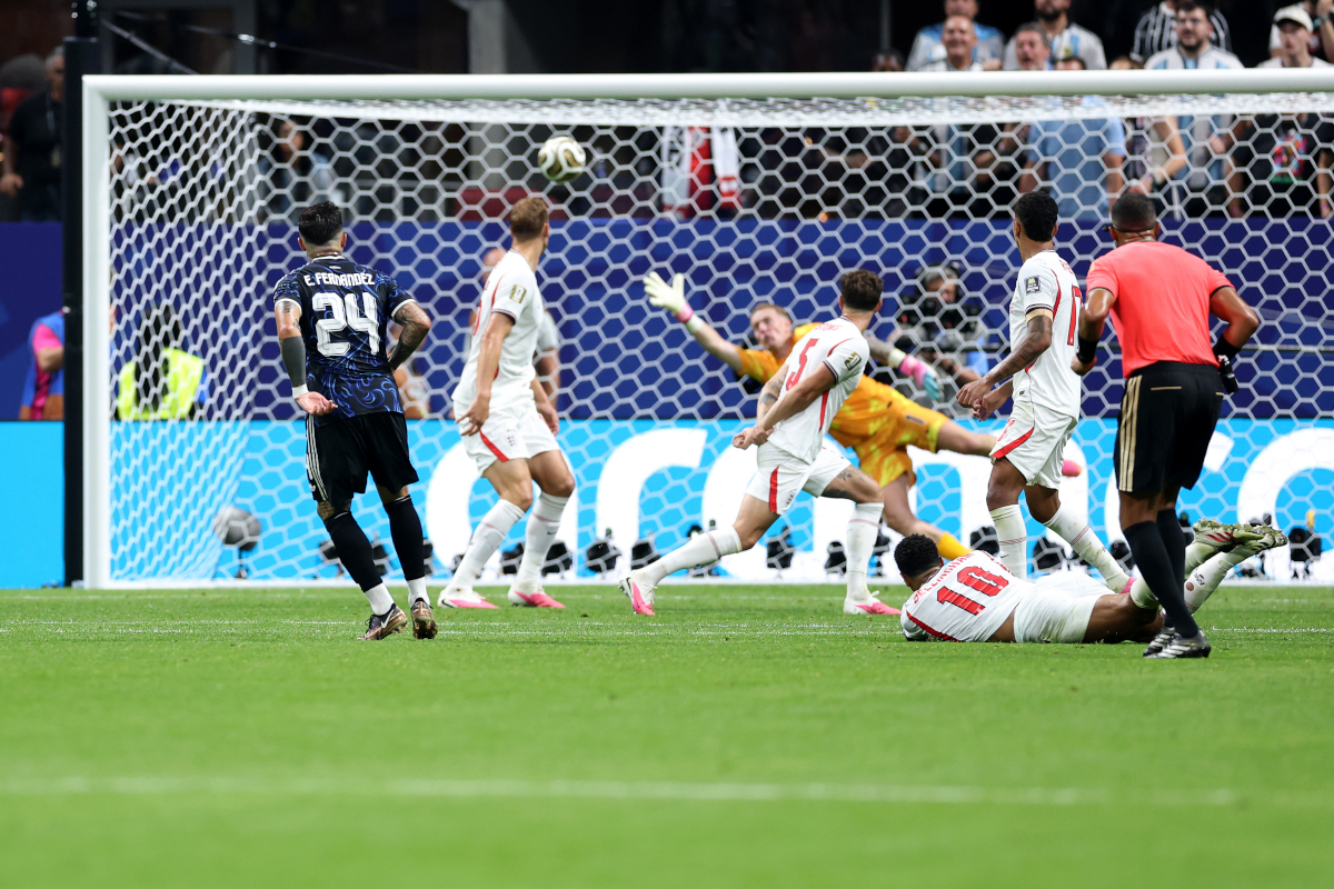 ATLANTA, GEÓRGIA - 15 DE JULHO: Enzo Fernandez nº 24 da Argentina marca o primeiro gol de seu time durante a partida semifinal da Copa do Mundo FIFA 2026 entre Inglaterra e Argentina em 15 de julho de 2026 em Atlanta, Geórgia. (Foto de Justin Setterfield/Getty Images)