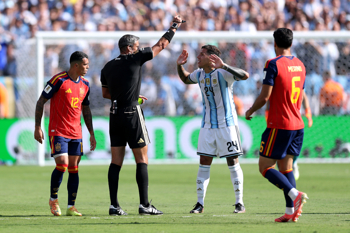 EAST RUTHERFORD, NOVA JERSEY - 19 DE JULHO: O árbitro Slavko Vincic mostra cartão vermelho para Enzo Fernandez # 24 da Argentina durante a partida final da Copa do Mundo FIFA 2026 entre Espanha e Argentina no New York New Jersey Stadium em 19 de julho de 2026 em East Rutherford. (Foto de Justin Setterfield/Getty Images)