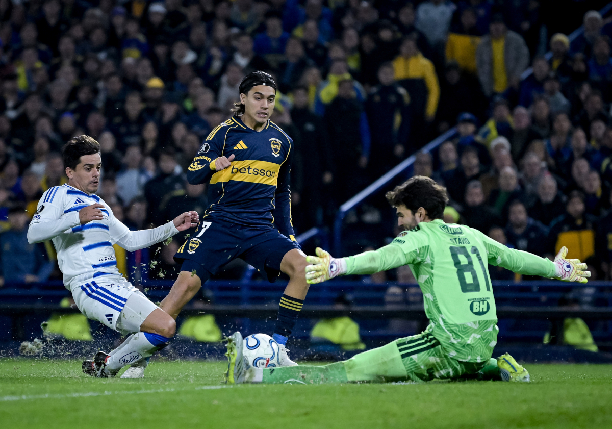 BUENOS AIRES, ARGENTINA - 19 DE MAIO: Otávio do Cruzeiro bloqueia um chute de Xquel Zeballos do Boca Juniors durante a partida do Grupo D da Copa Conmable Libertadores 2026 entre Boca Juniors e Cruzeiro no Estádio Alberto J. Armando, Airmando, em 202020. (Foto de Marcelo Endelli / Getty Images)