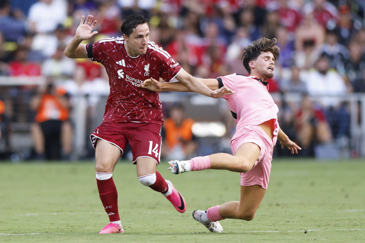 NASHVILLE, TENNESSEE - 25 DE JULHO: Jack Whittaker nº 40 do Sunderland AFC e Federico Chiesa nº 14 do Liverpool FC lutam pela bola durante a segunda metade de seu amistoso de pré-temporada no Geodis Park em 25 de julho de 2026 em Nashville, Tennessee. (Foto de Johnny Izquierdo/Getty Images)