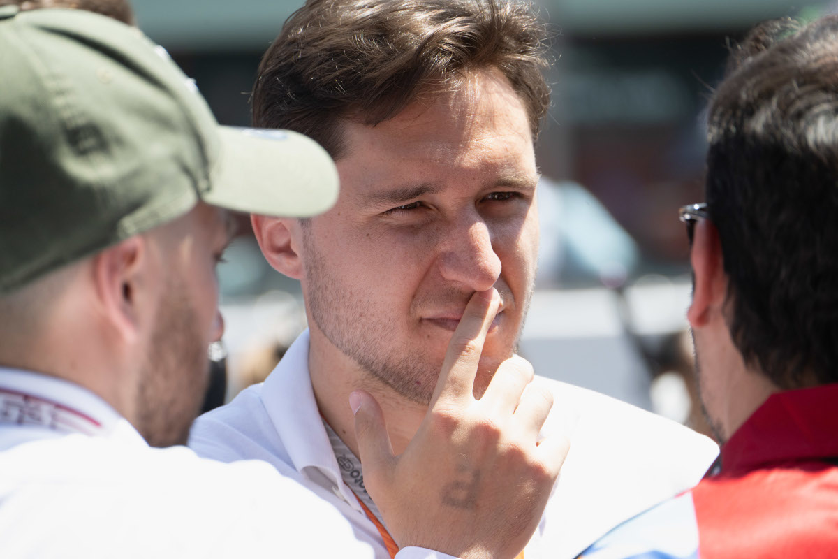 SCARPERIA, ITÁLIA - 31 DE MAIO: Federico Chiesa da Itália (jogador de futebol) olha para o grid durante a corrida de MotoGP durante o MotoGP da Itália - Corrida durante o MotoGP da Itália no Circuito de Mugello em 31 de maio de 2026 em Scarperia, Itália. (Foto de Mirko Lazzari GP/Getty Images)
