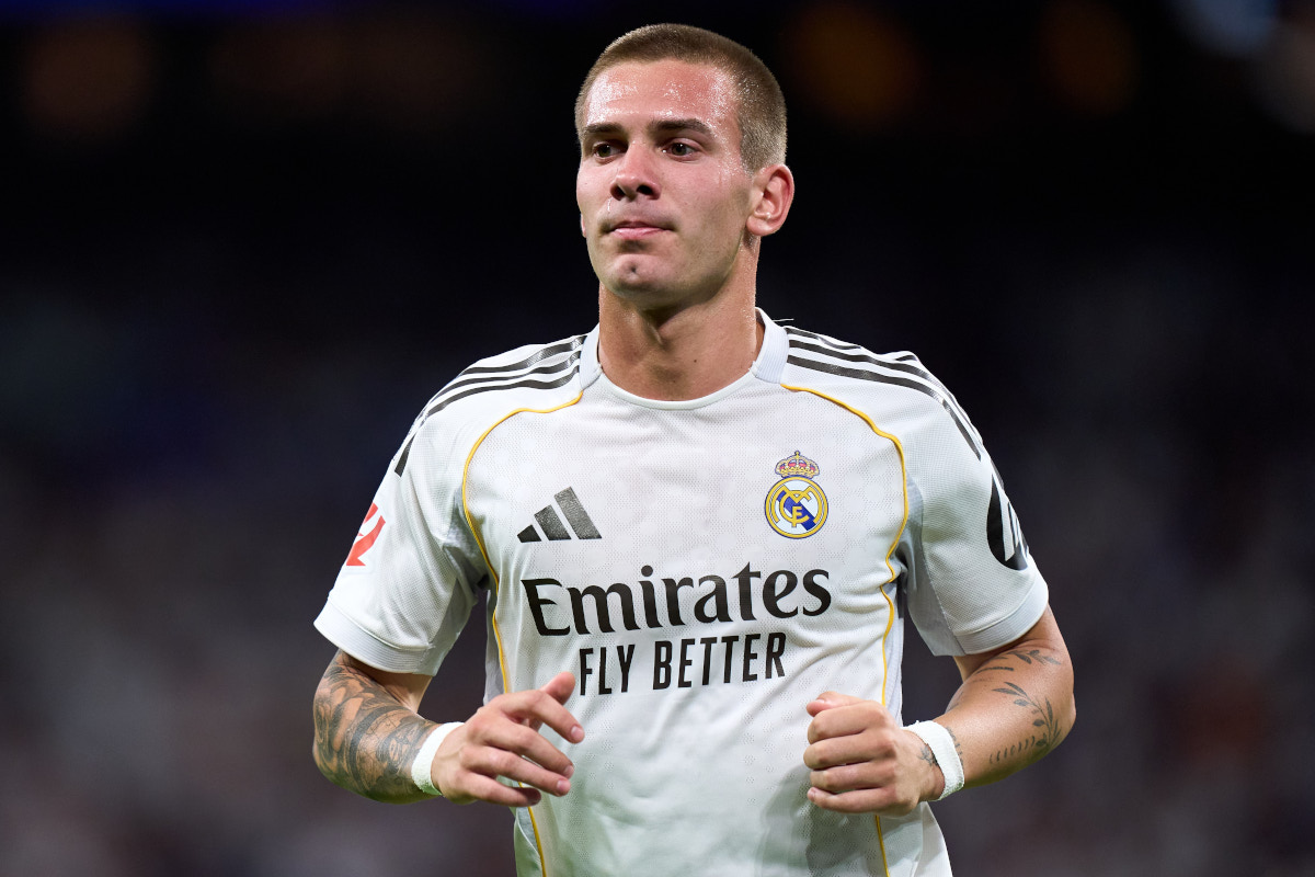 MADRID, ESPANHA - 23 DE MAIO: Franco Mastantuono do Real Madrid observa durante a partida esportiva da La Liga EA entre o Real Madrid CF e o Athletic Club no Estádio Santiago Bernabeu em 23 de maio de 2026 em Madrid, Espanha. (Foto de Angel Martinez/Getty Images)