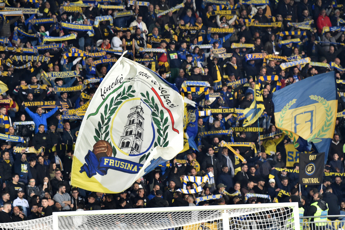 FROSINONE, ITÁLIA - 26 DE ABRIL: Torcedores do Frosinone Calcio durante a partida da Série A TIM entre Frosinone Calcio e US Salernitana no Stadio Benito Stirre em 26 de abril de 2024 em Frosinone, Itália. (Foto de Giuseppe Bellini/Getty Images)