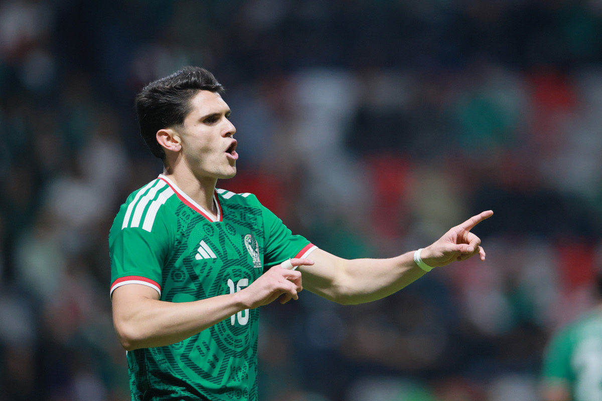 TOLUCA, MÉXICO - 04 DE JUNHO: Israel Reyes do México gesticula durante o amistoso internacional entre México e Sérvia no Estádio Nemesio Diaz em 04 de junho de 2026 em Toluca, México. (Foto de Manuel Velásquez/Getty Images)