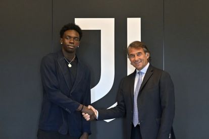 Джефф Эхатор и директор Джованни Карневали (juventus.com)