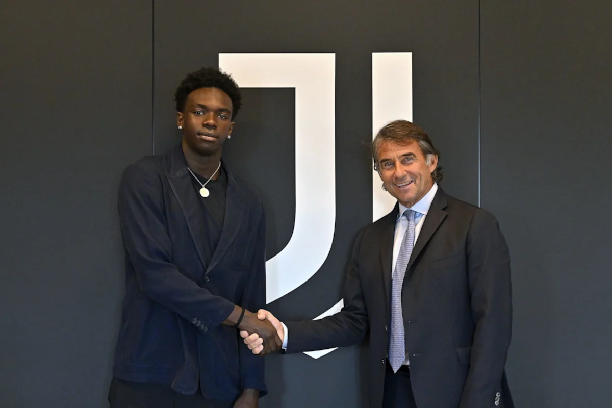 Jeff Ekhatore e o diretor Giovanni Carnevalli (juventus.com)