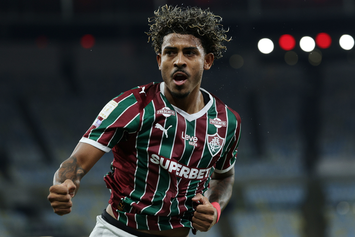 RIO DE JANEIRO, BRASIL - 26 DE ABRIL: John Kennedy do Fluminense comemora após marcar o segundo gol de seu time durante a partida entre Fluminense e Chapecoense no Brasileirão 2026 no Estádio do Maracanã em 26 de abril de 2026 no Rio de Janeiro, Brasil. (Foto de Wagner Meyer/Getty Images)