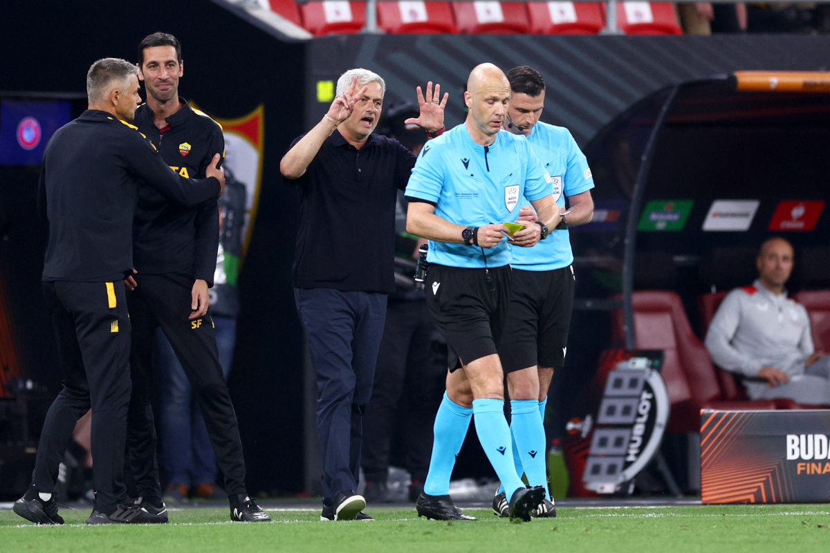 BUDAPESTE, HUNGRIA - 31 DE MAIO: O técnico da AS Roma, José Mourinho, reage ao assistente técnico da AS Roma, Salvatore Foti, depois de receber um cartão amarelo do árbitro Anthony Taylor durante a final da UEFA Europa League 2022/23 entre Sevilla Roma FC e AS Roma FC em 32 de maio de 20202023. em Budapeste, Hungria. (Foto de Clive Rose/Getty Images)