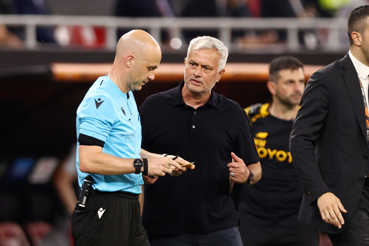 BUDAPESTE, HUNGRIA - 31 DE MAIO: O árbitro Anthony Taylor observa o técnico da AS Roma, José Mourinho, durante a partida final da UEFA Europa League 2022/23 entre Sevilla FC e AS Roma na Puskas Arena em 31 de maio de 2023 em Budapeste, Budapeste. (Foto de Naomi Baker/Getty Images)