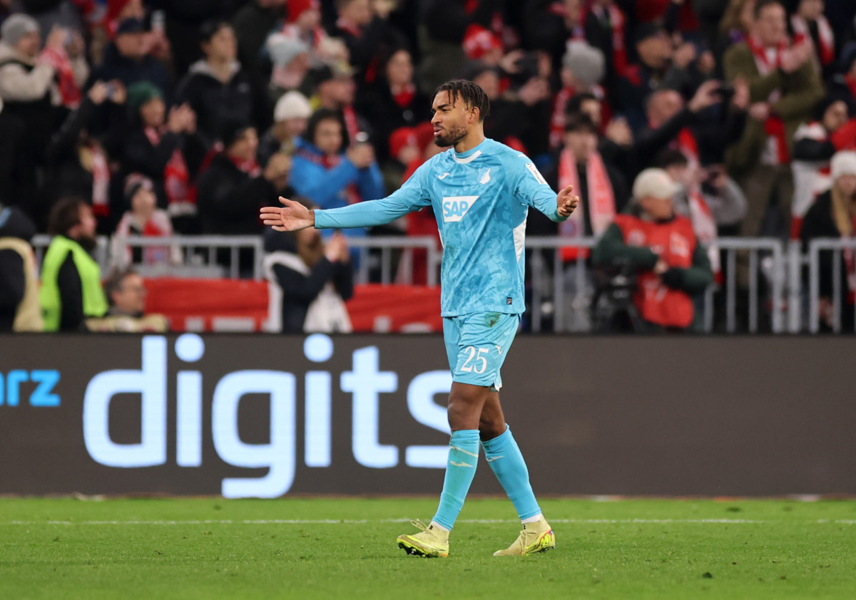 MUNIQUE, ALEMANHA - 08 DE FEVEREIRO: Kevin Akpoguma do TSG 1899 Hoffenheim reage após receber cartão vermelho do árbitro Tobias Stiller durante a partida da Bundesliga entre FC Bayern München e TSG Hoffenheim em 202 de fevereiro, em Munique, Alemanha. (Foto de Alex Grimm/Getty Images)