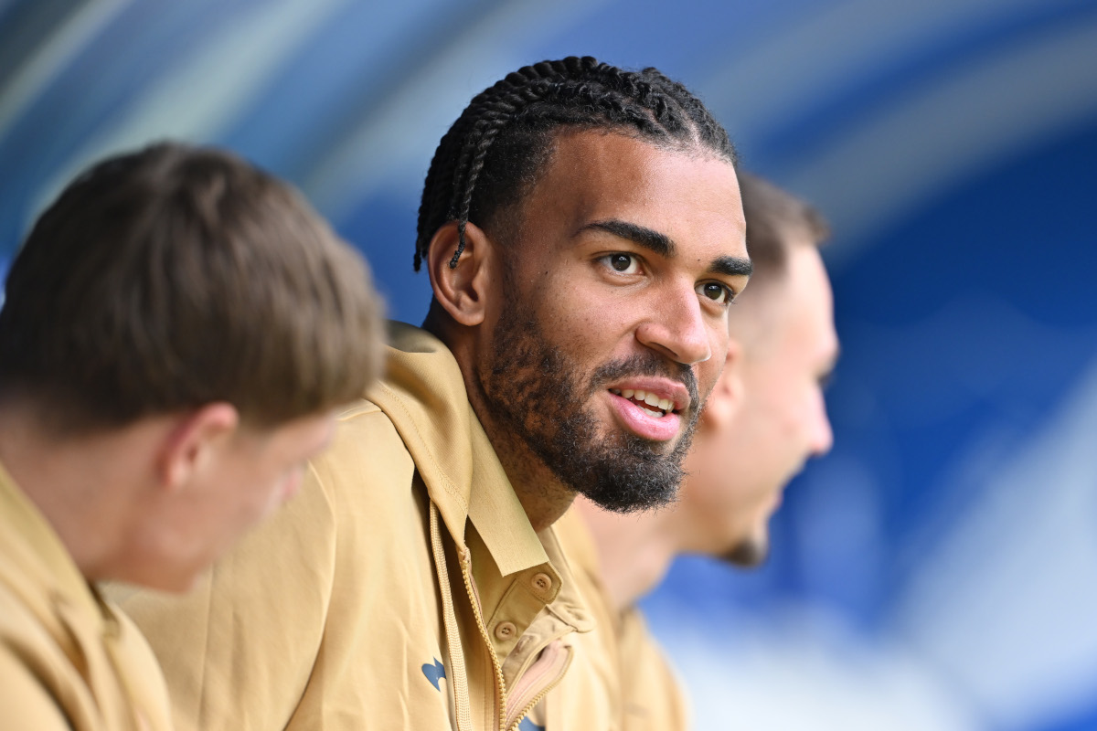 SINSHEIM, ALEMANHA - 28 DE FEVEREIRO: Kevin Akpoguma do TSG Hoffenheim observa antes da partida da Bundesliga entre TSG Hoffenheim e FC St. Pauli na Preziro-Arena em 28 de fevereiro de 2026 em Sinsheim, Alemanha. (Foto de Sebastian Widmann/Getty Images)