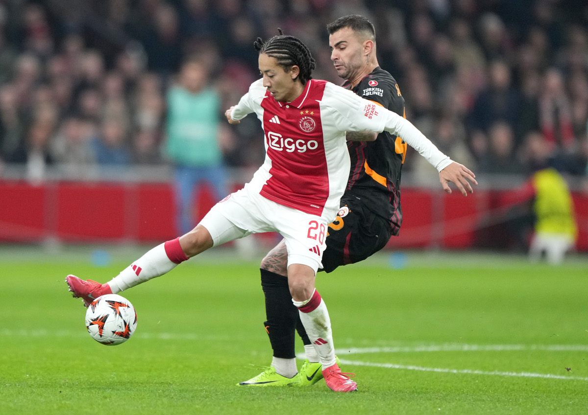 AMSTERDÃO, HOLANDA - 30 DE JANEIRO: Kian Fitz-Jim #28 do Ajax controla a bola enquanto Abdülkerim Bardakcı #42 Galatasaray UEFA Europa League 2024/25 League Phase MD8 entre Galatasaray e Ajax no AFC Ajasaray. 30 de outubro de 2025 em Amsterdã, Holanda. (Foto de Alex Bierens de Haan/Getty Images)