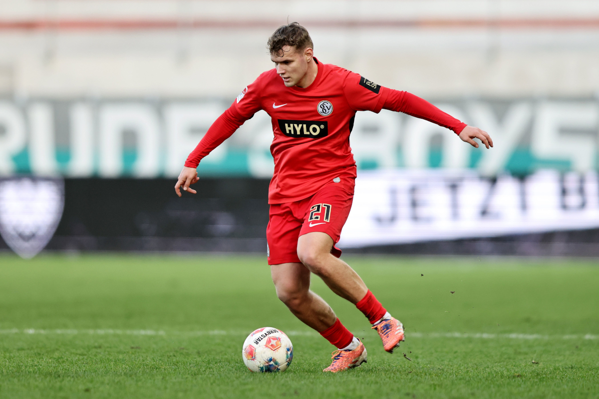 MUENSTER, ALEMANHA - 21 DE DEZEMBRO: Lasse Gunther de Elversberg corre com a bola durante o 2º. Partida da Bundesliga entre SC Preussen Münster e SV 07 Elversberg no Preussenstadion em 21 de dezembro de 2025 em Muenster, Alemanha. (Foto de Christoph Kopesel/Getty Images)