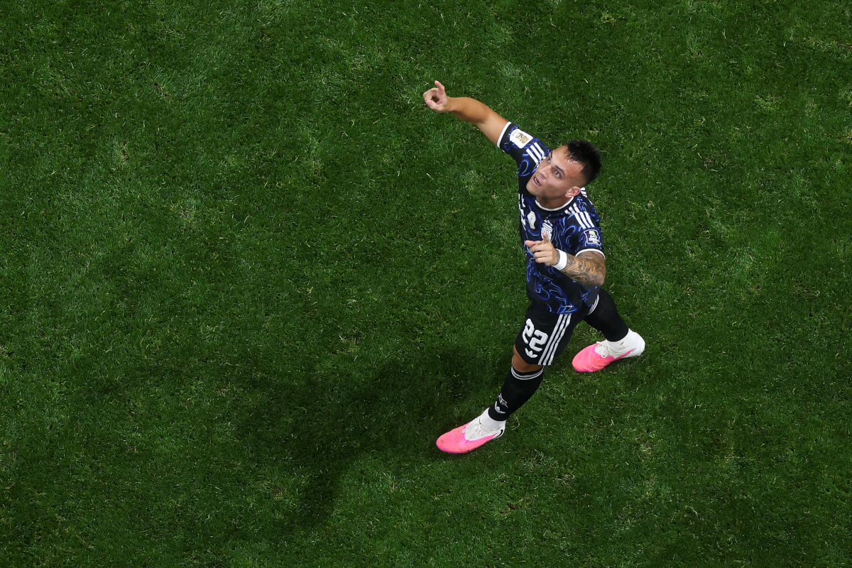 ATLANTA, GEÓRGIA - 15 DE JULHO: Lautaro Martinez nº 22 da Argentina comemora depois de marcar o segundo gol do time durante a partida da semifinal da Copa do Mundo FIFA 2026 entre Inglaterra e Argentina no Atlanta Stadium em 15 de julho de 2026 em Atlanta, Geórgia. (Foto de Dan Mullan/Getty Images)