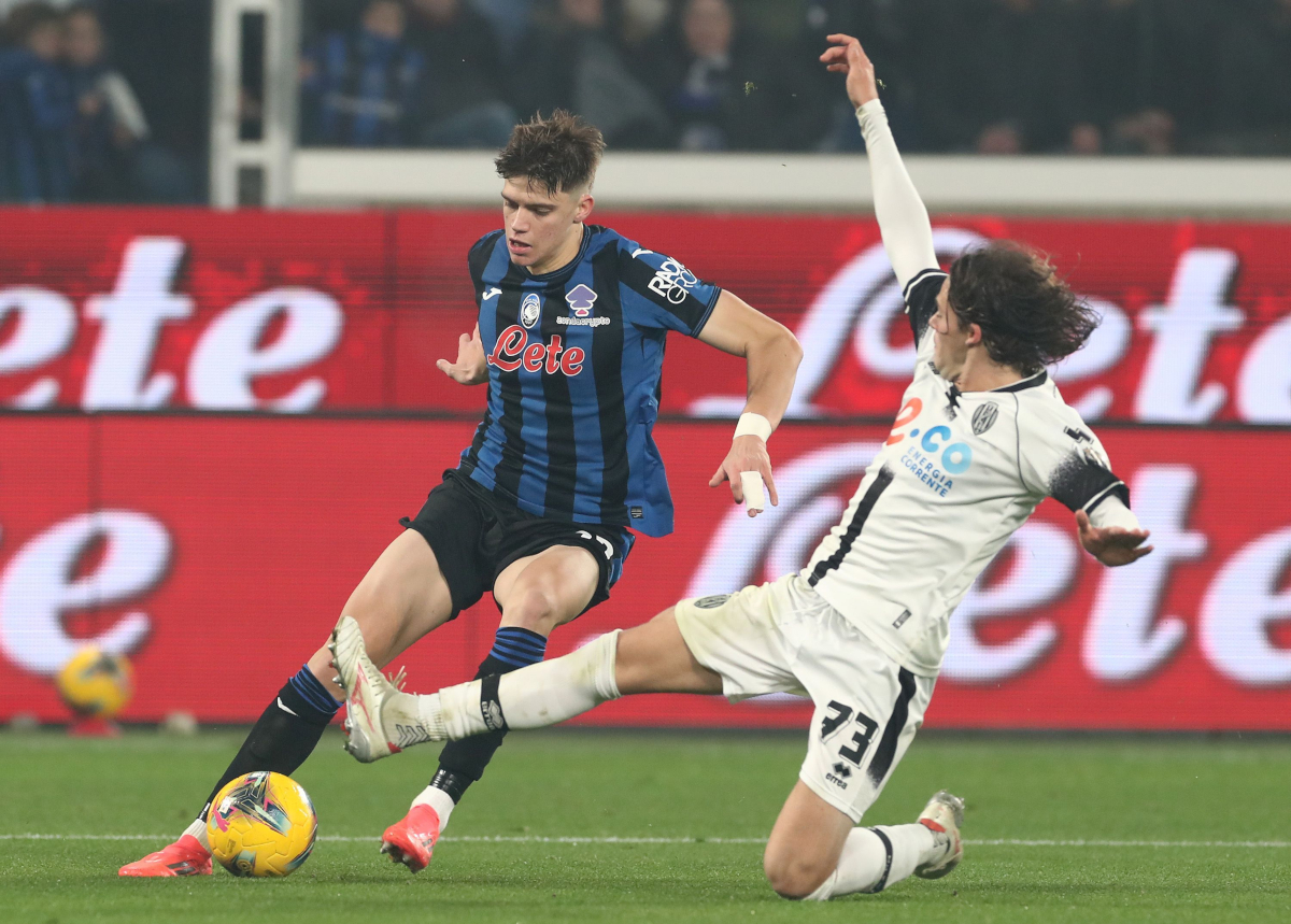 TURIM, ITÁLIA - 18 DE DEZEMBRO: Marco Palestra do Atlanta BC é desafiado por Simone Piracini do Cesena FC durante a partida da Coppa Itália entre Atlanta BC e Cesena FC no Estádio Gaius em 18 de dezembro de 2024 em Bérgamo, Itália. (Foto de Marco Luzani/Getty Images)